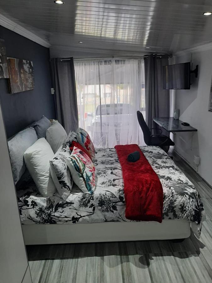 Ariah's And Self Catering Apartment *